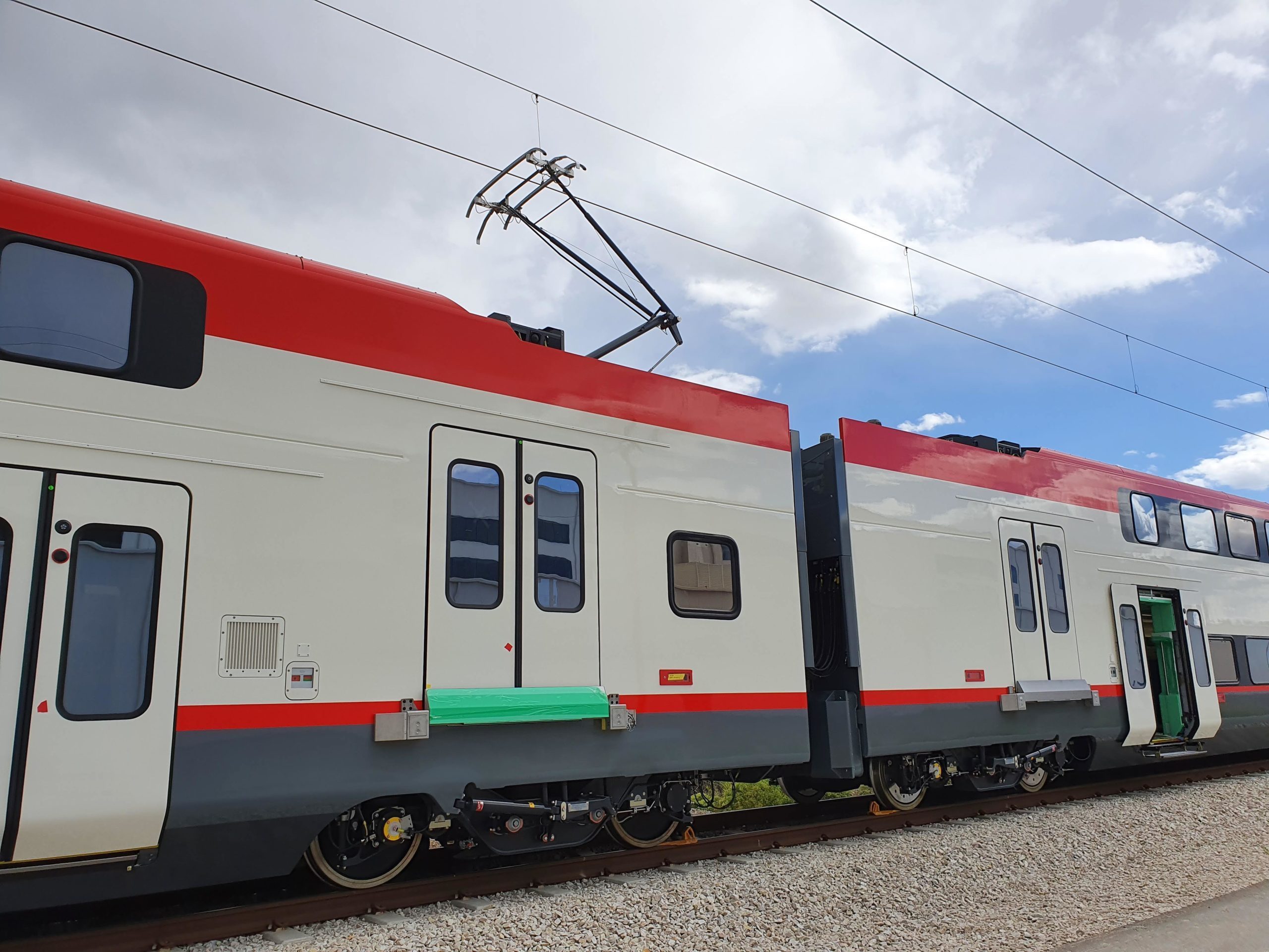 One of Caltrain's first electric train sets. Metrolink, LA's equivalent of Caltrain, uses diesels and has no plan to electrify. Photo: Caltrain